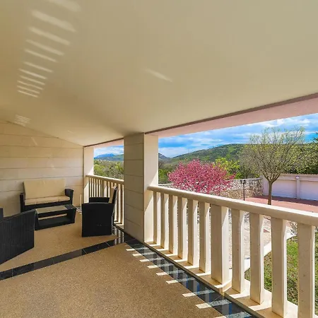 3 Bedroom Stunning In Holiday home Korusce