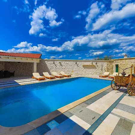 3 Bedroom Stunning In * Korusce