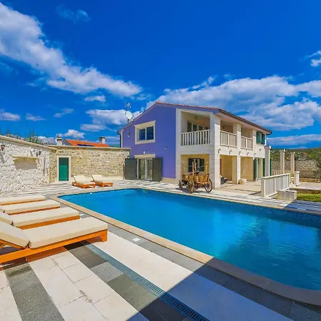 3 Bedroom Stunning In * Korusce