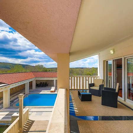 3 Bedroom Stunning In Holiday home Korusce