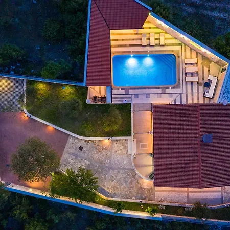 3 Bedroom Stunning In Σπίτι διακοπών Korusce