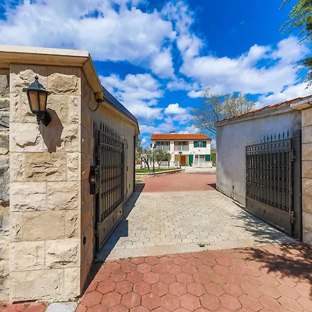 3 Bedroom Stunning In Holiday home *