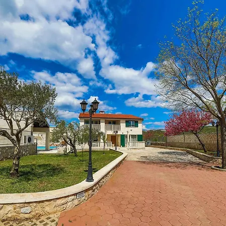 3 Bedroom Stunning In Korusce