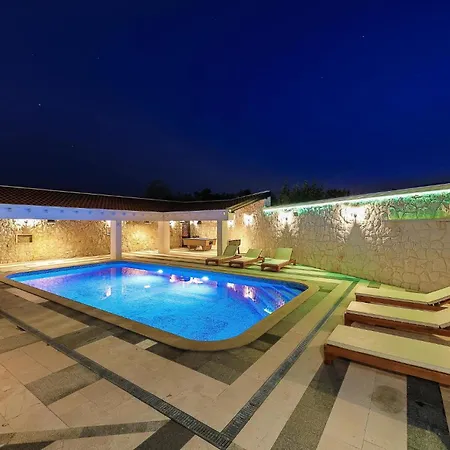 Holiday home 3 Bedroom Stunning In Korusce
