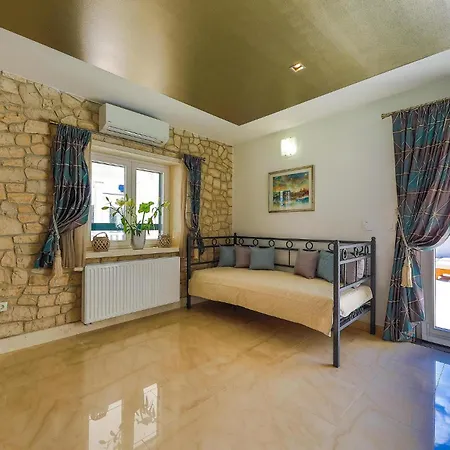 3 Bedroom Stunning In Holiday home Korusce